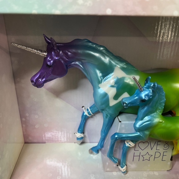 Breyer Horses Freedom Series – Love & Hope Unicorn Set Make a wish #62124 - Picture 3 of 15